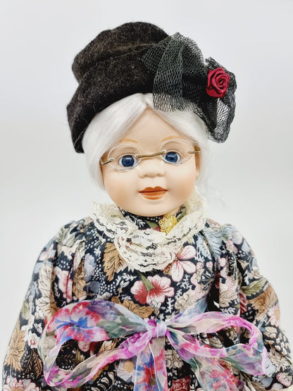 Poupée en porcelaine 50 cm - Mamie Tricoteuse