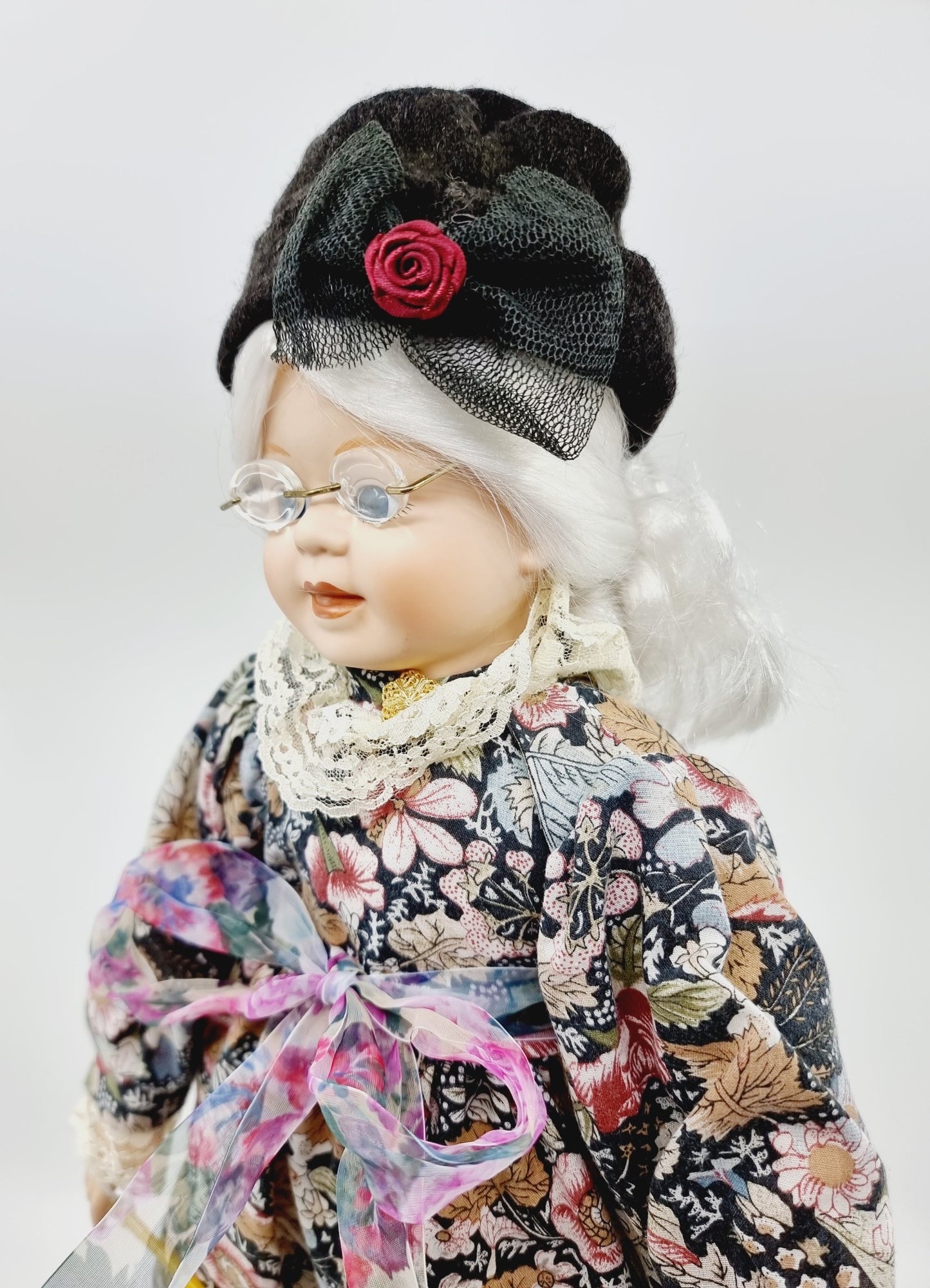 Poupée en porcelaine 50 cm - Mamie Tricoteuse