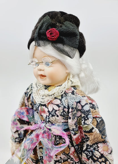 Poupée en porcelaine 50 cm - Mamie Tricoteuse