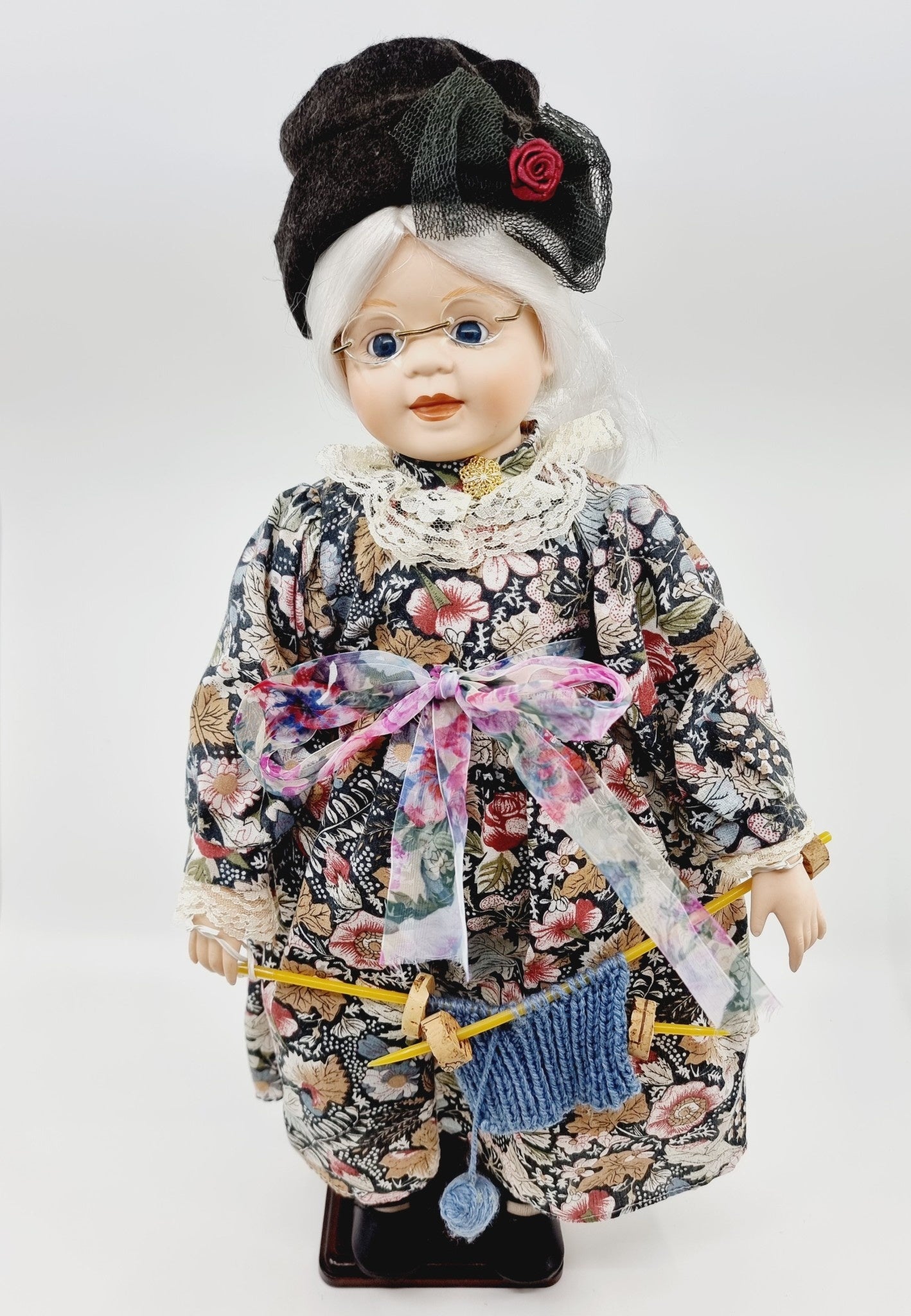 Poupée en porcelaine 50 cm - Mamie Tricoteuse