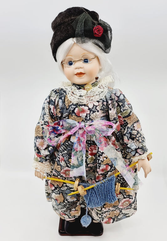 Poupée en porcelaine 50 cm - Mamie Tricoteuse
