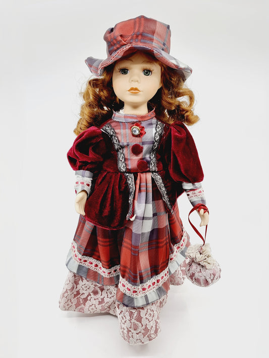 Poupée en porcelaine – Ingrid – élégance victorienne écossaise