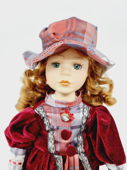 Poupée en porcelaine – Ingrid – élégance victorienne écossaise