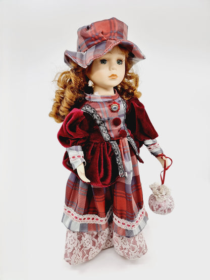 Poupée en porcelaine – Ingrid – élégance victorienne écossaise