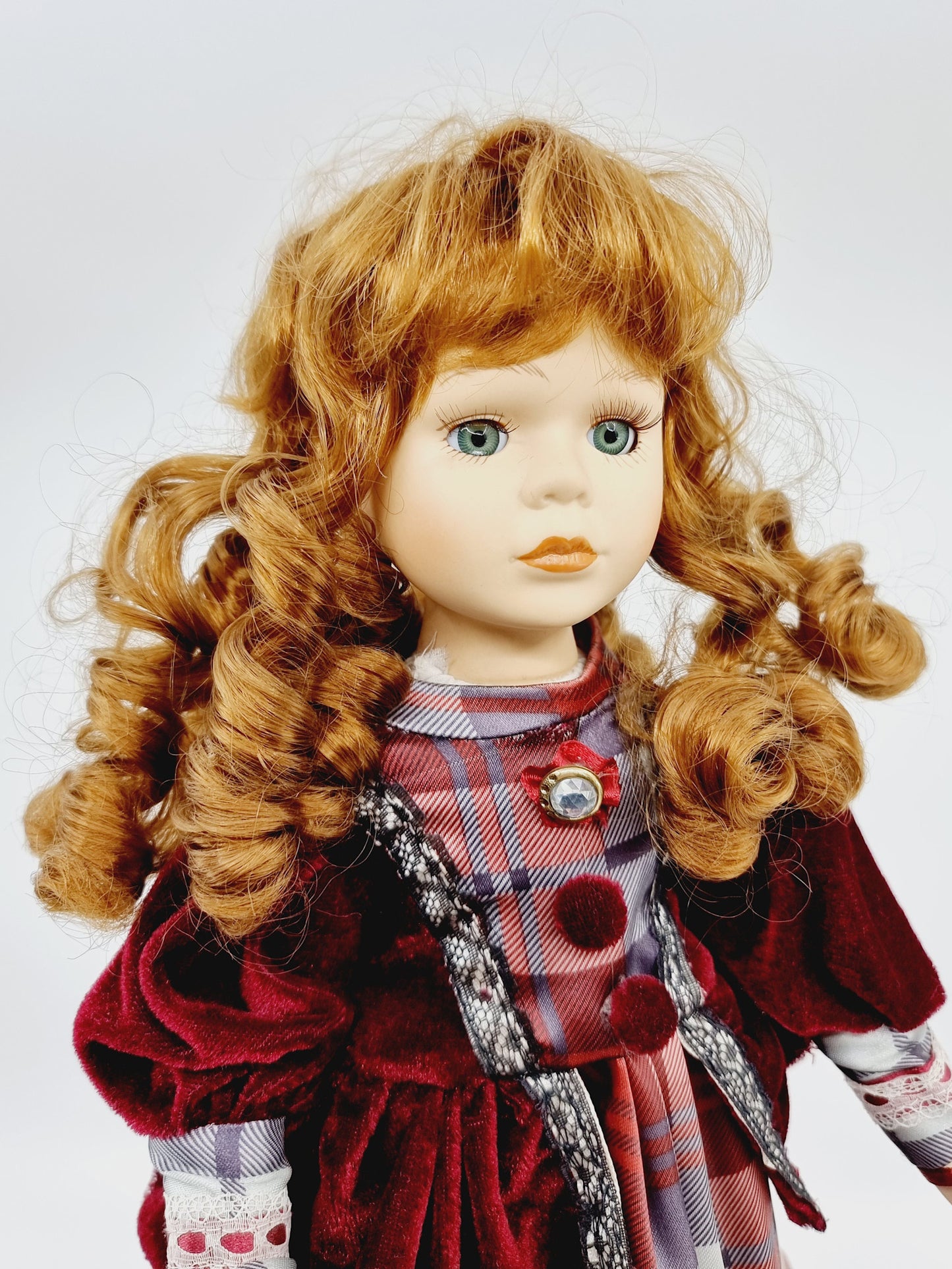 Poupée en porcelaine – Ingrid – élégance victorienne écossaise