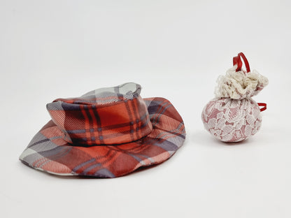 Poupée en porcelaine – Ingrid – élégance victorienne écossaise