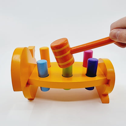 Etabli écureuil avec clous & marteau