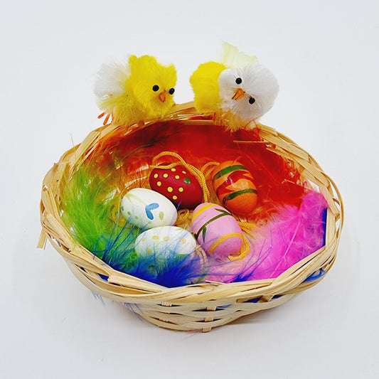 Petit panier avec plumes, oeufs et poussins