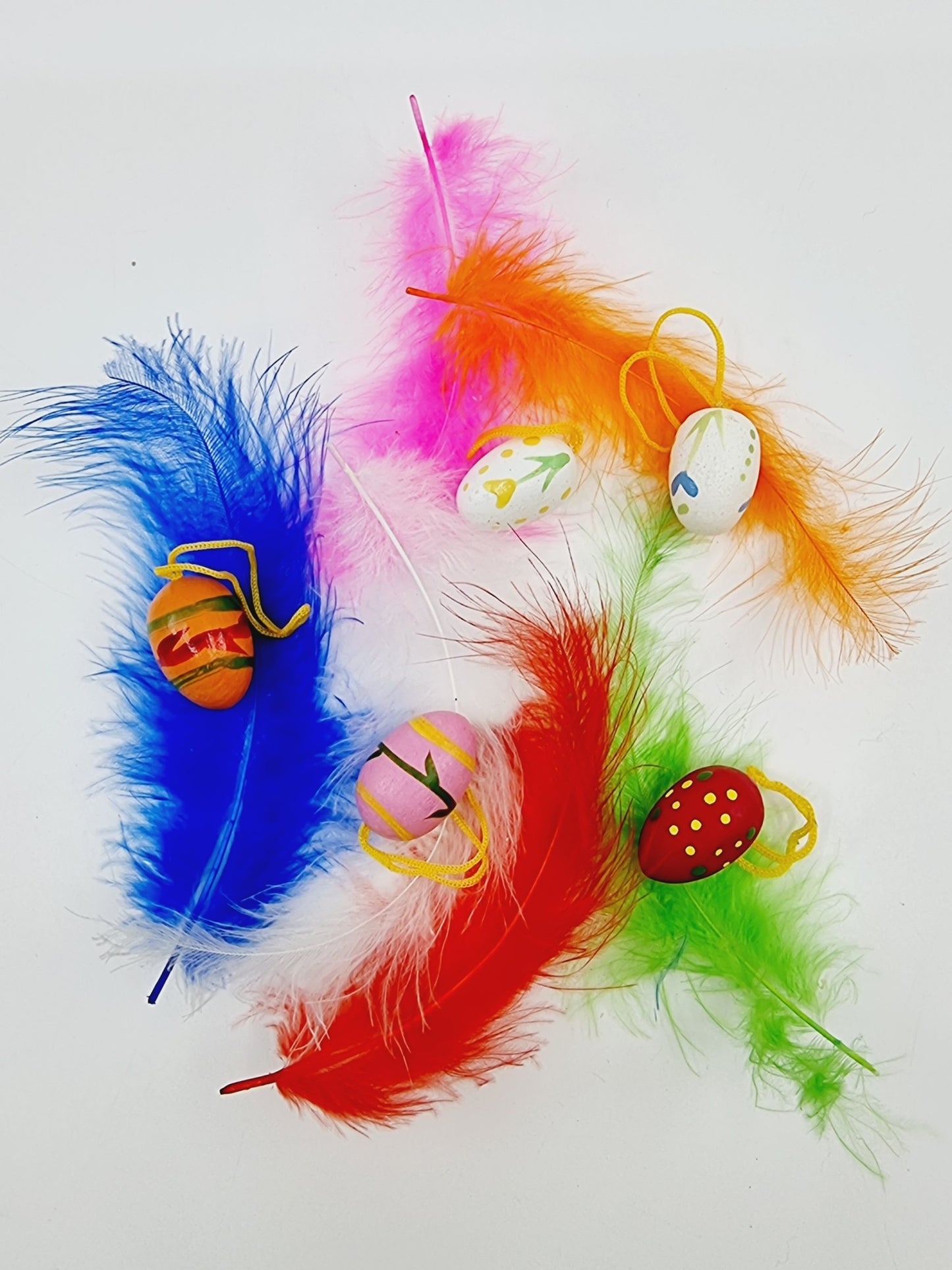 Petit panier avec plumes, oeufs et poussins