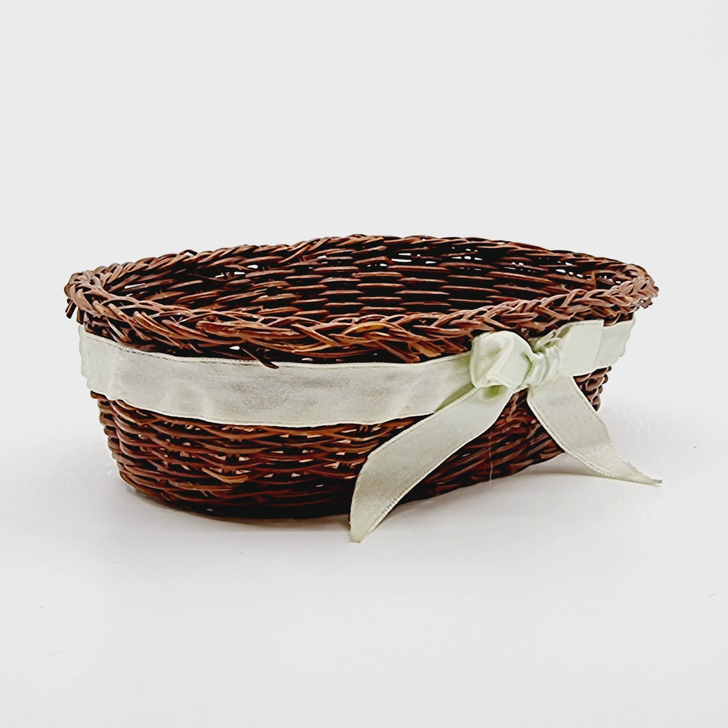 Corbeille en osier avec ruban