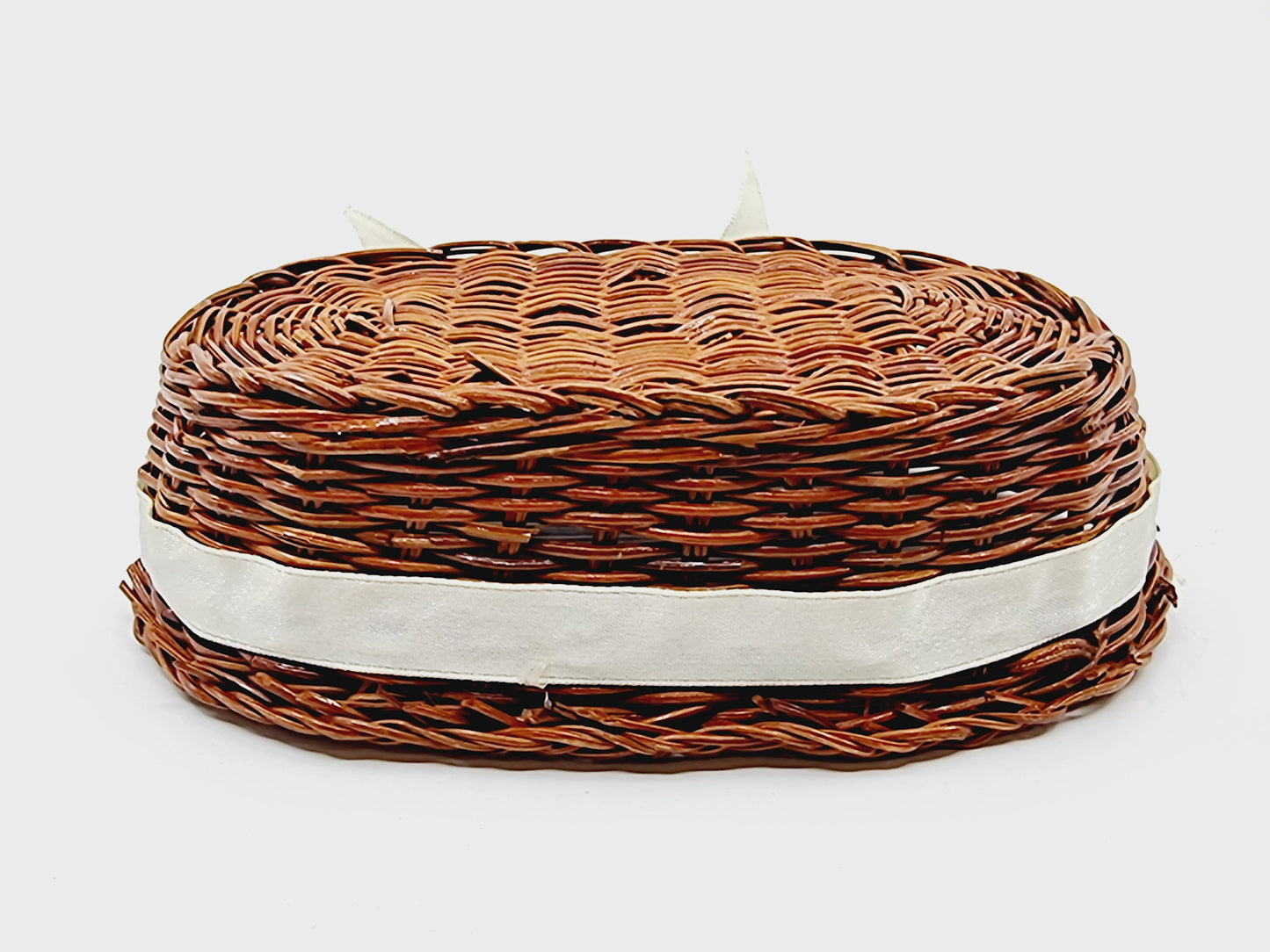 Corbeille en osier avec ruban