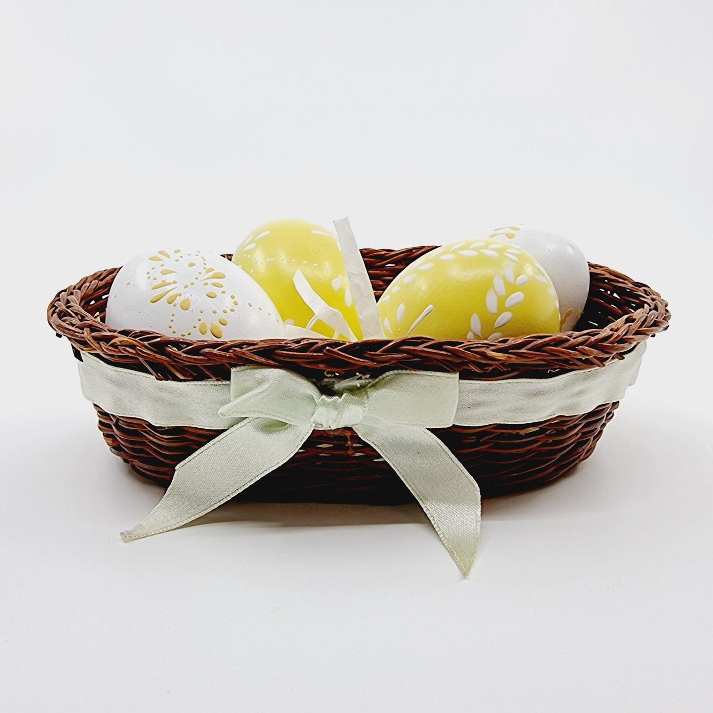 Corbeille en osier avec ruban