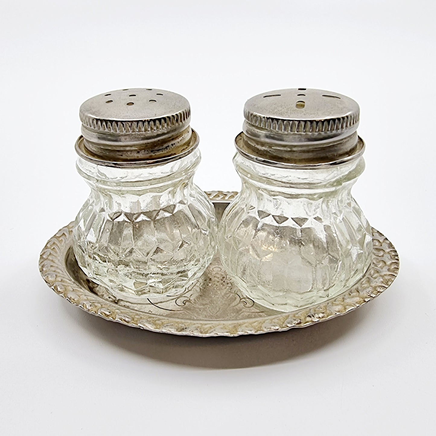 Salière et poivrière vintage en verre avec plateau en métal argenté