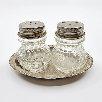 Salière et poivrière vintage en verre avec plateau en métal argenté