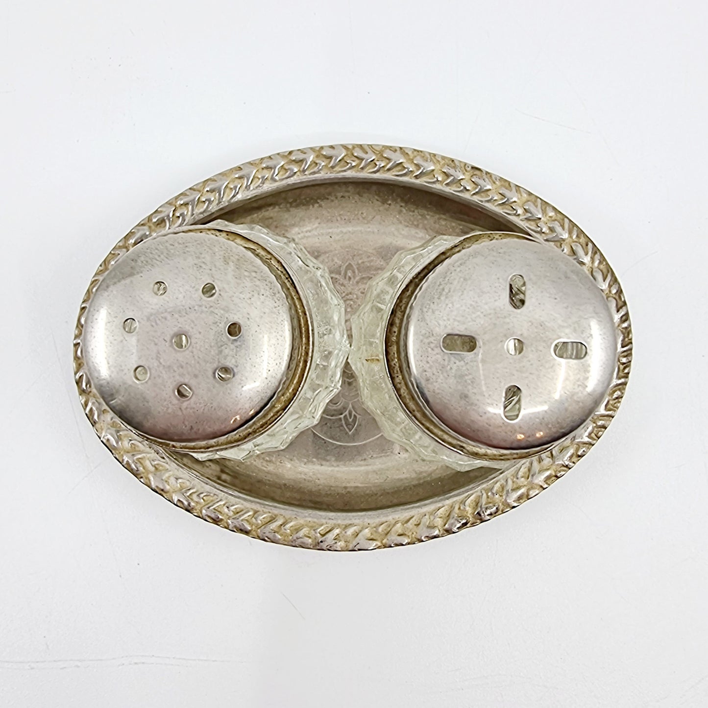 Salière et poivrière vintage en verre avec plateau en métal argenté