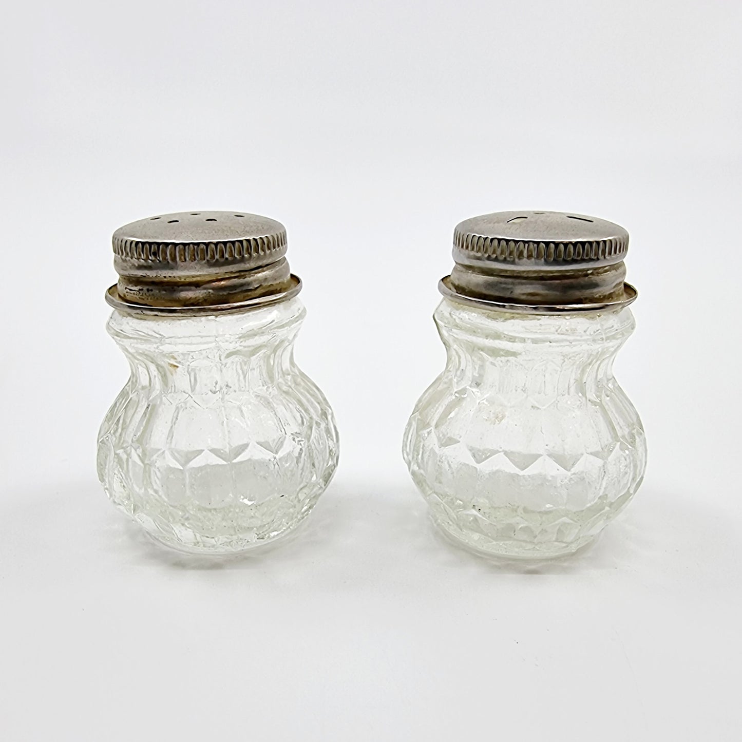 Salière et poivrière vintage en verre avec plateau en métal argenté