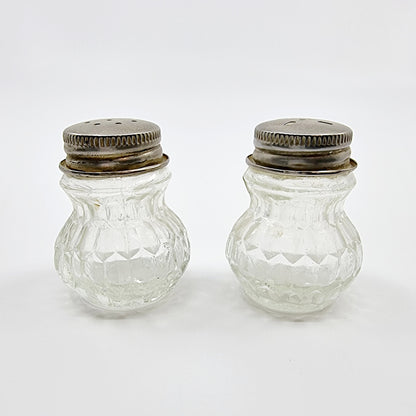 Salière et poivrière vintage en verre avec plateau en métal argenté