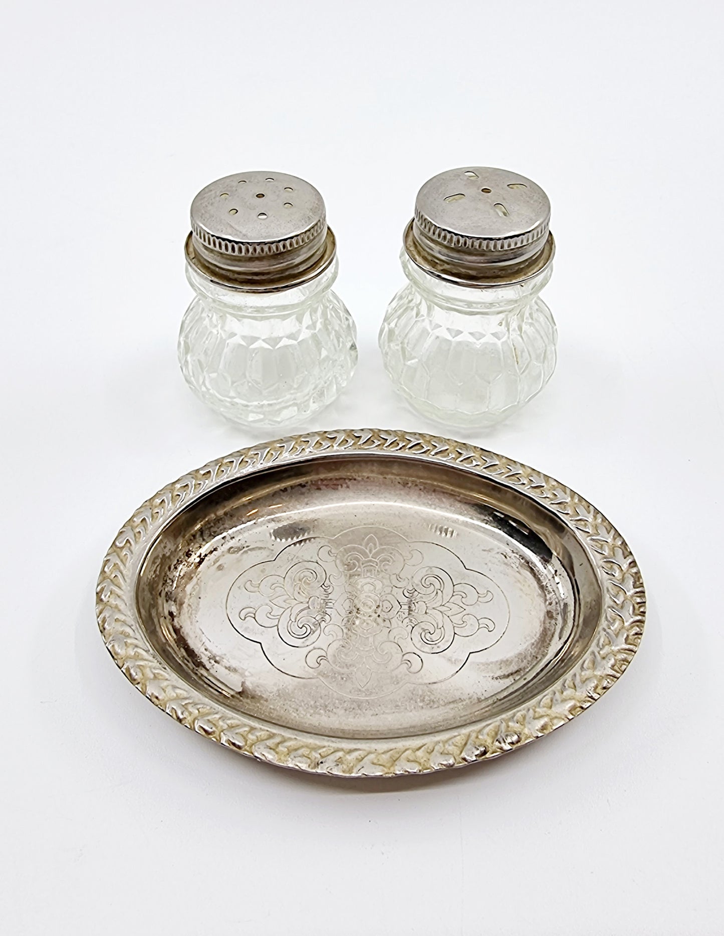 Salière et poivrière vintage en verre avec plateau en métal argenté