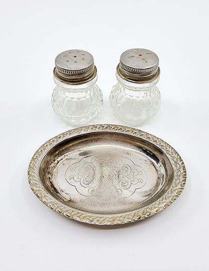 Salière et poivrière vintage en verre avec plateau en métal argenté
