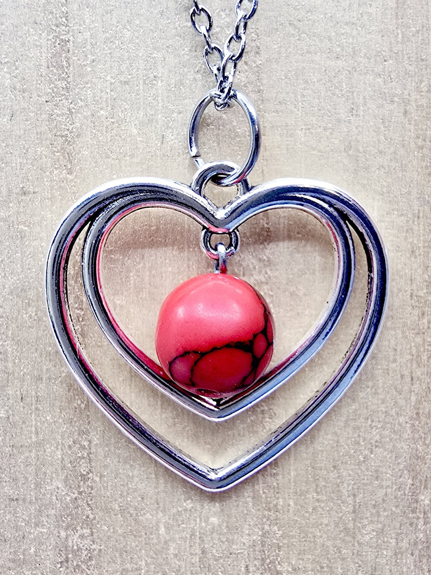 Collier duo de coeurs - Howlite rouge