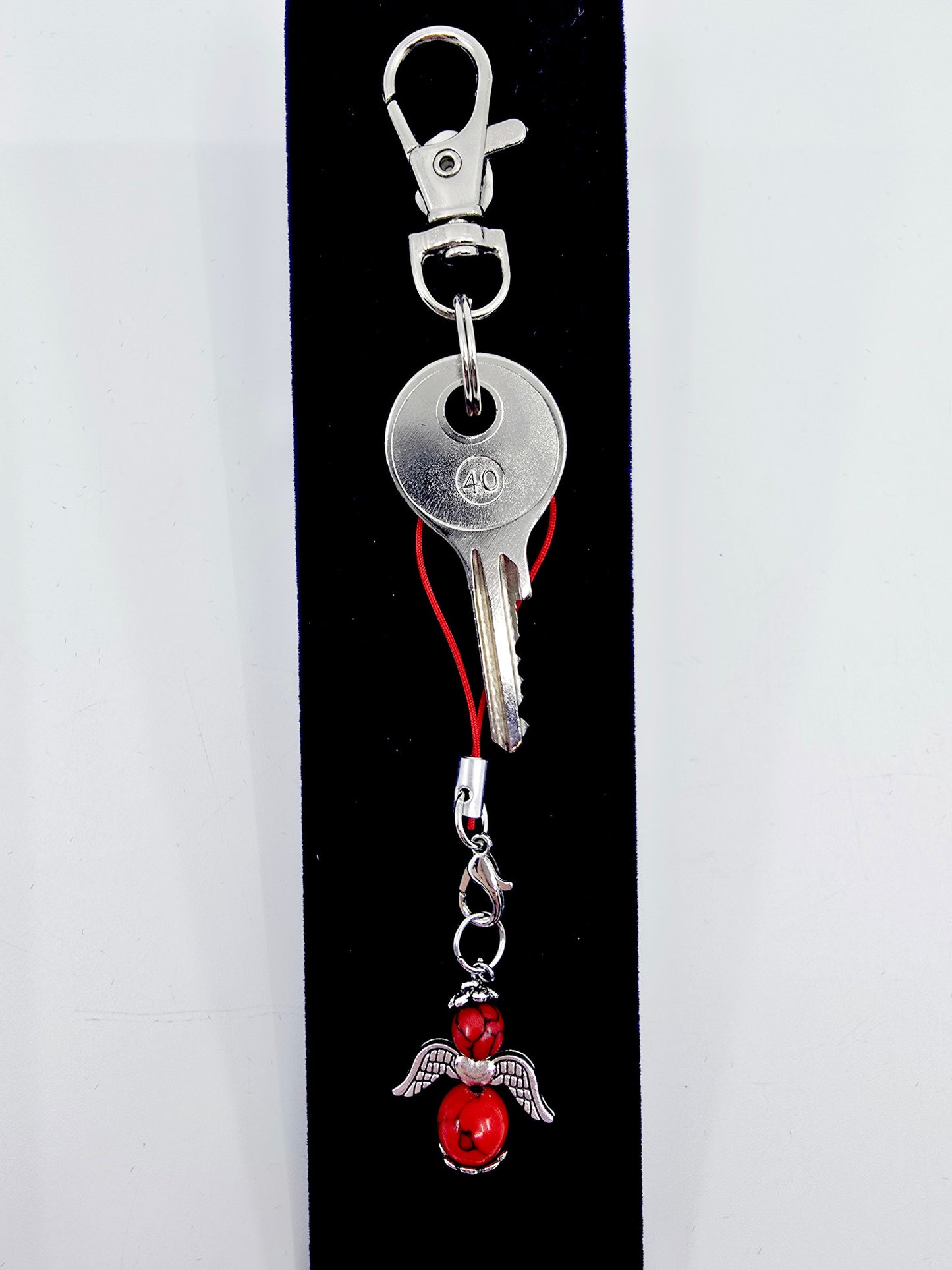 Ange porte-bonheur - Howlite rouge