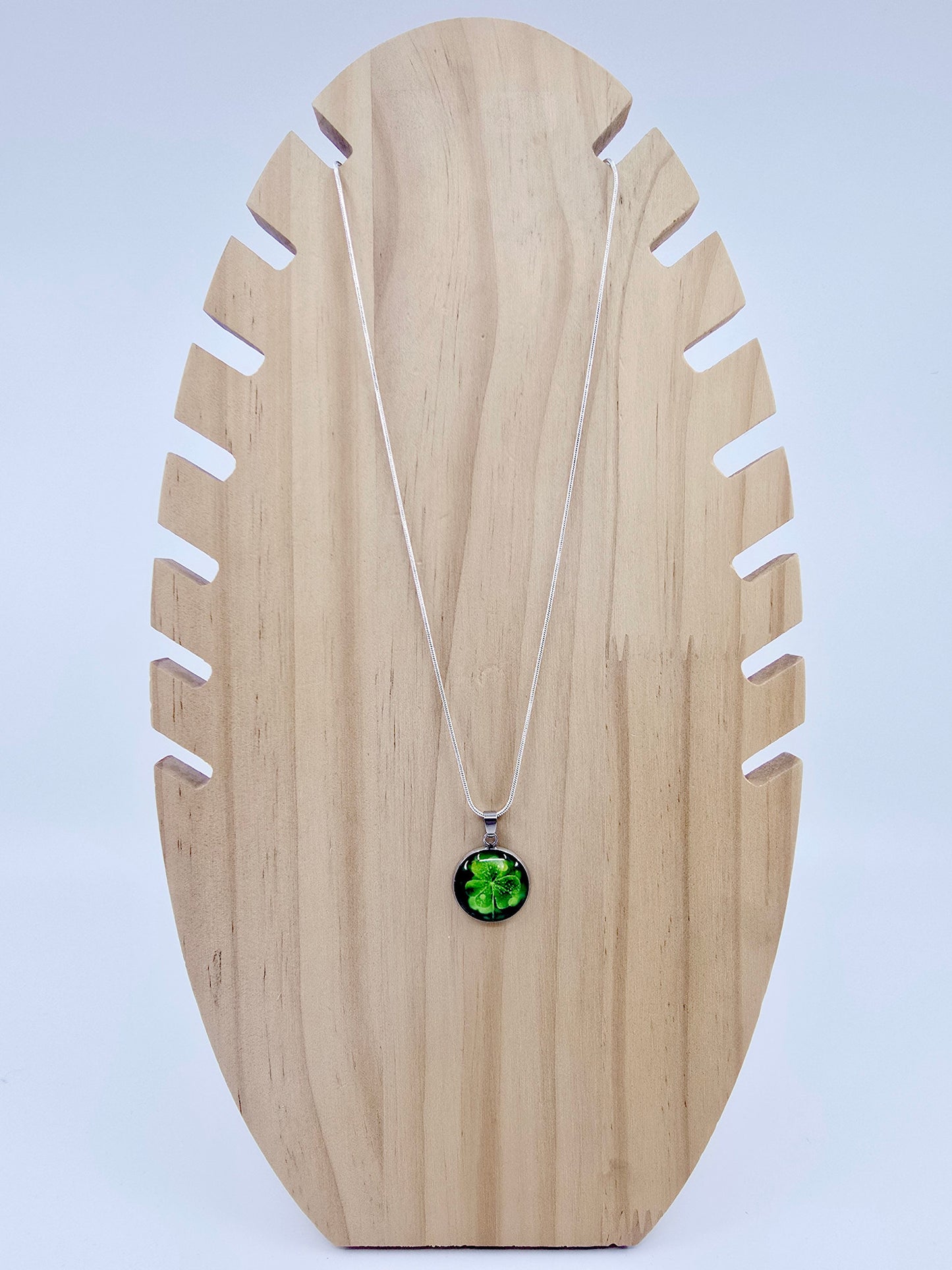 Collier cabochon - Eveil de trèfle