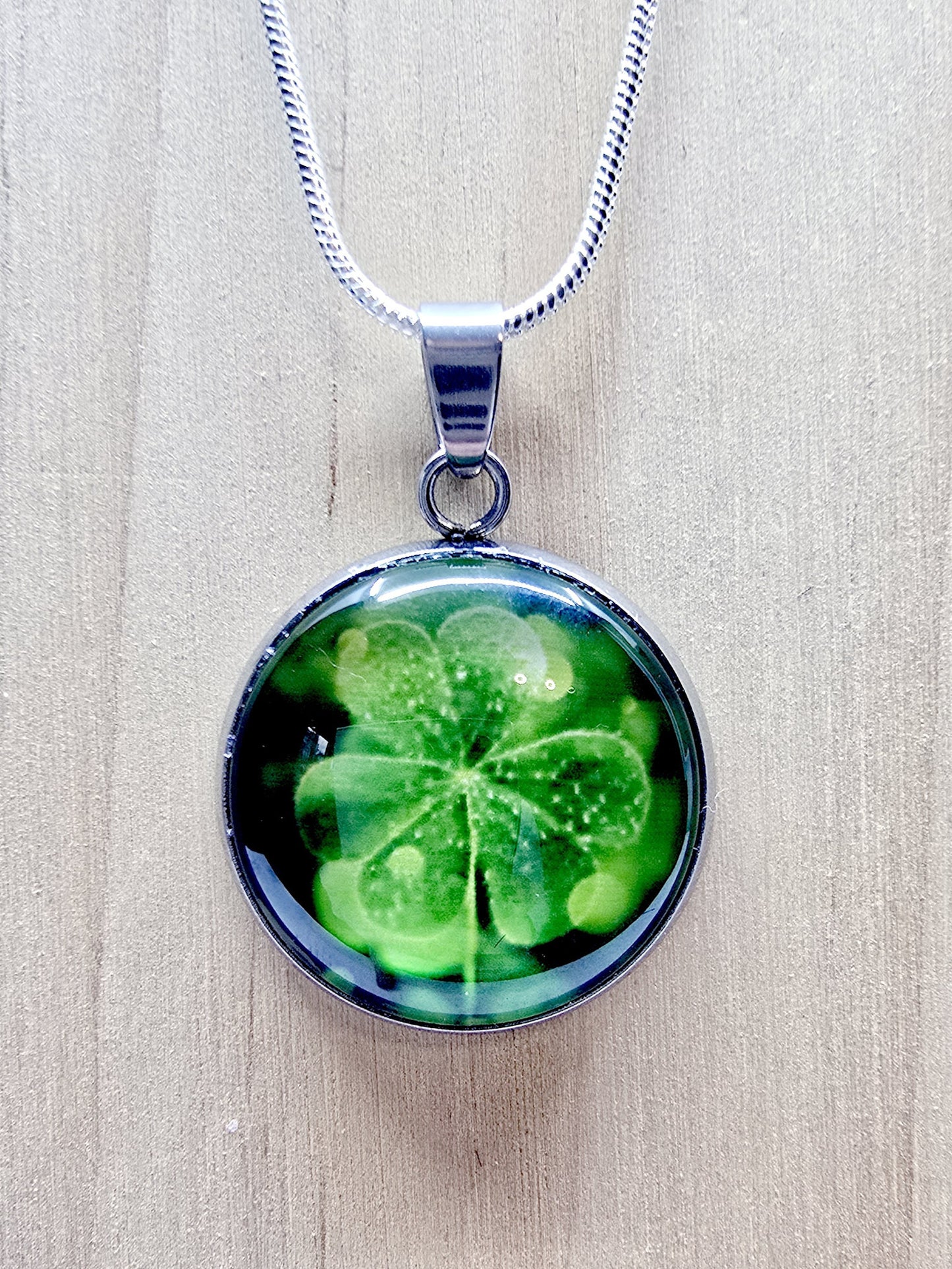 Collier cabochon - Eveil de trèfle