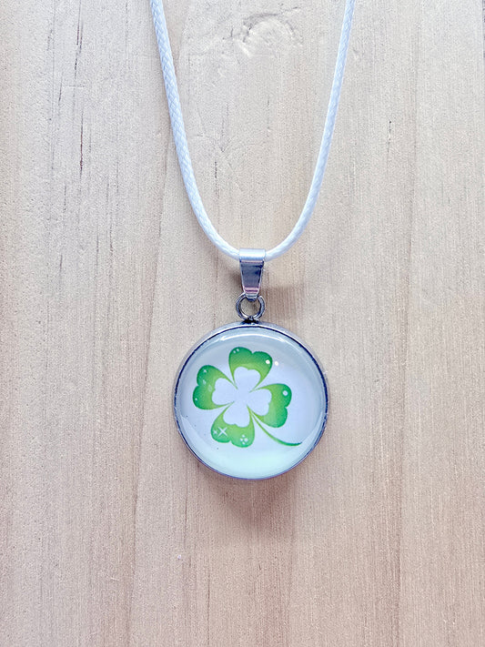 Collier cabochon - Trèfle en harmonie
