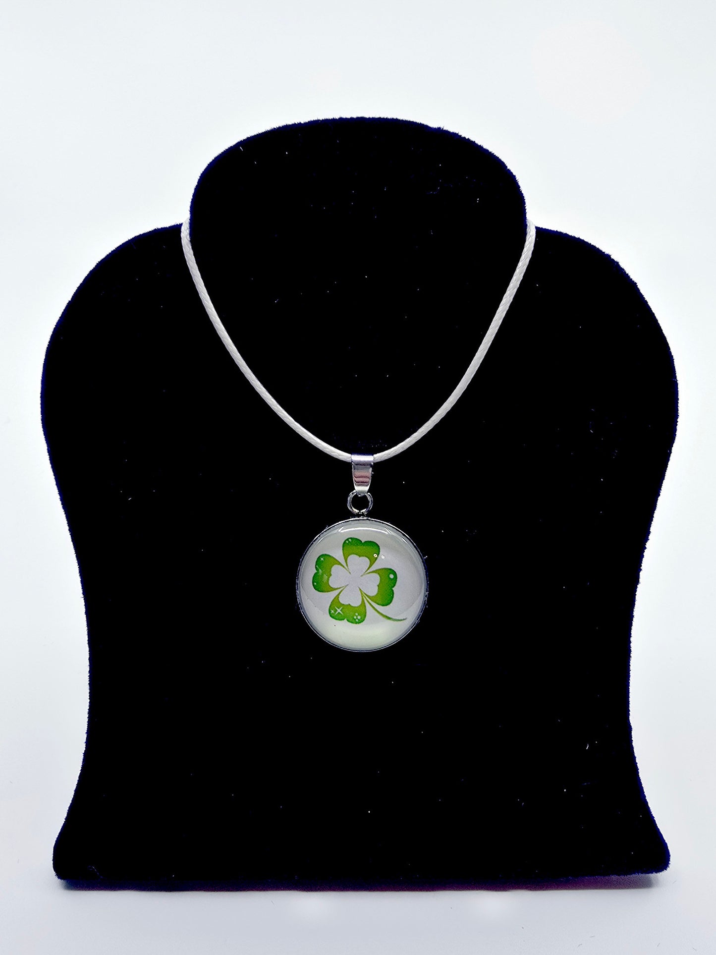 Collier cabochon - Trèfle en harmonie