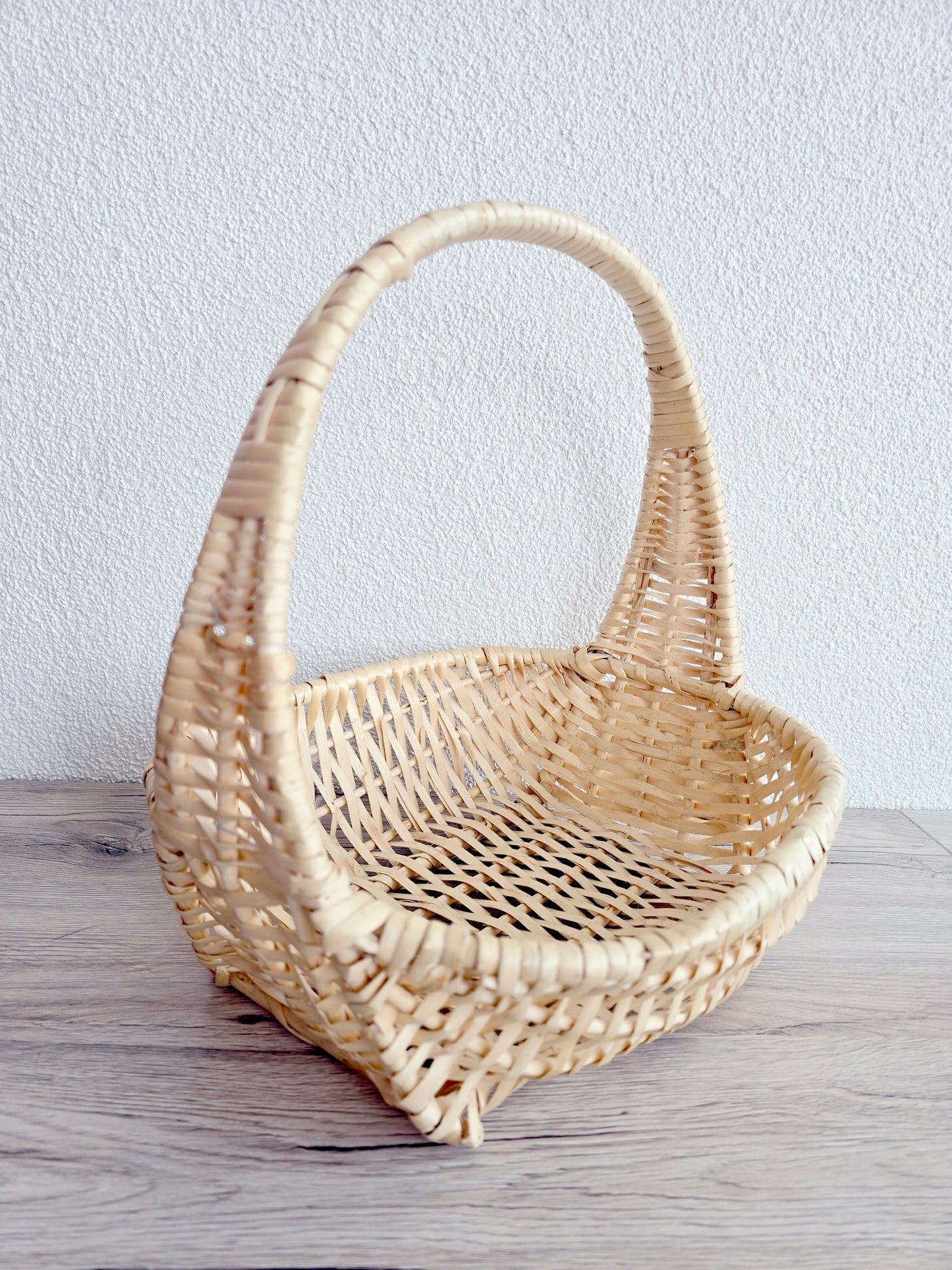 Panier en osier tressé