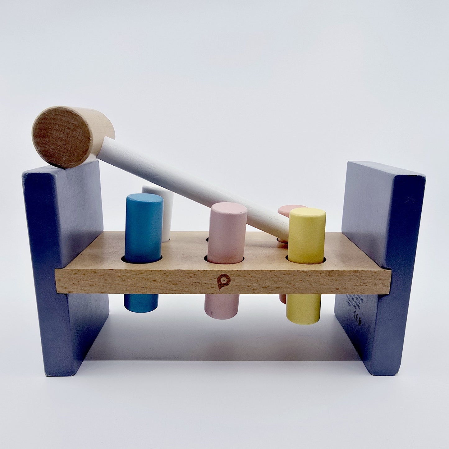 Etabli en bois avec marteau et formes colorées