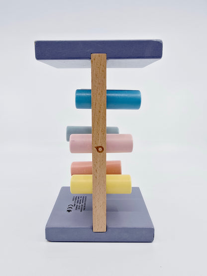 Etabli en bois avec marteau et formes colorées