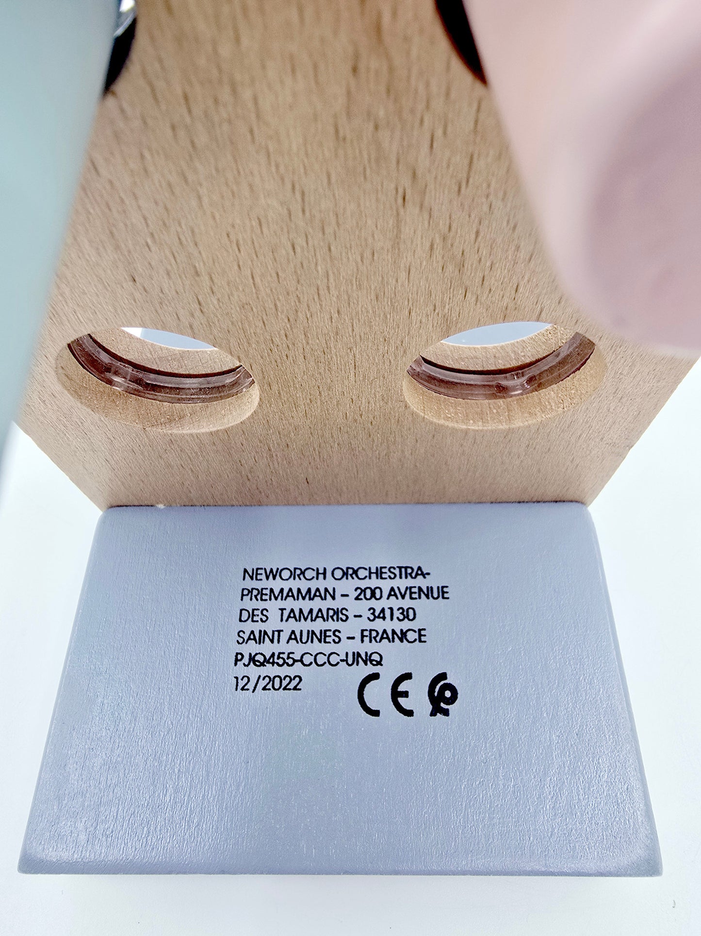 Etabli en bois avec marteau et formes colorées