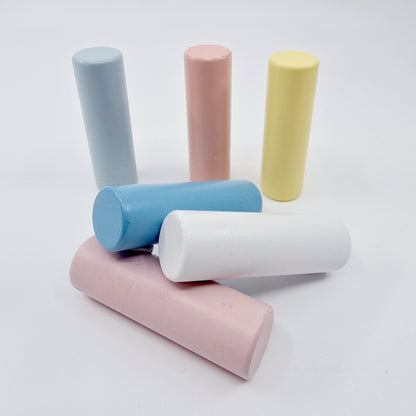 Etabli en bois avec marteau et formes colorées