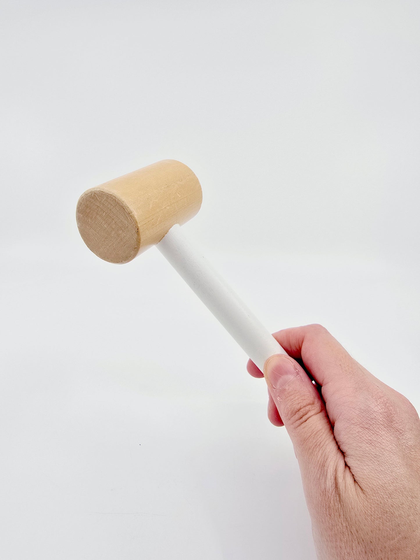 Etabli en bois avec marteau et formes colorées