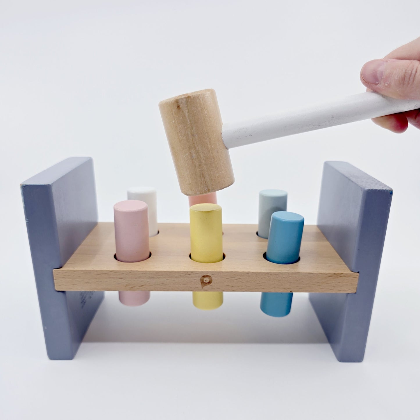 Etabli en bois avec marteau et formes colorées