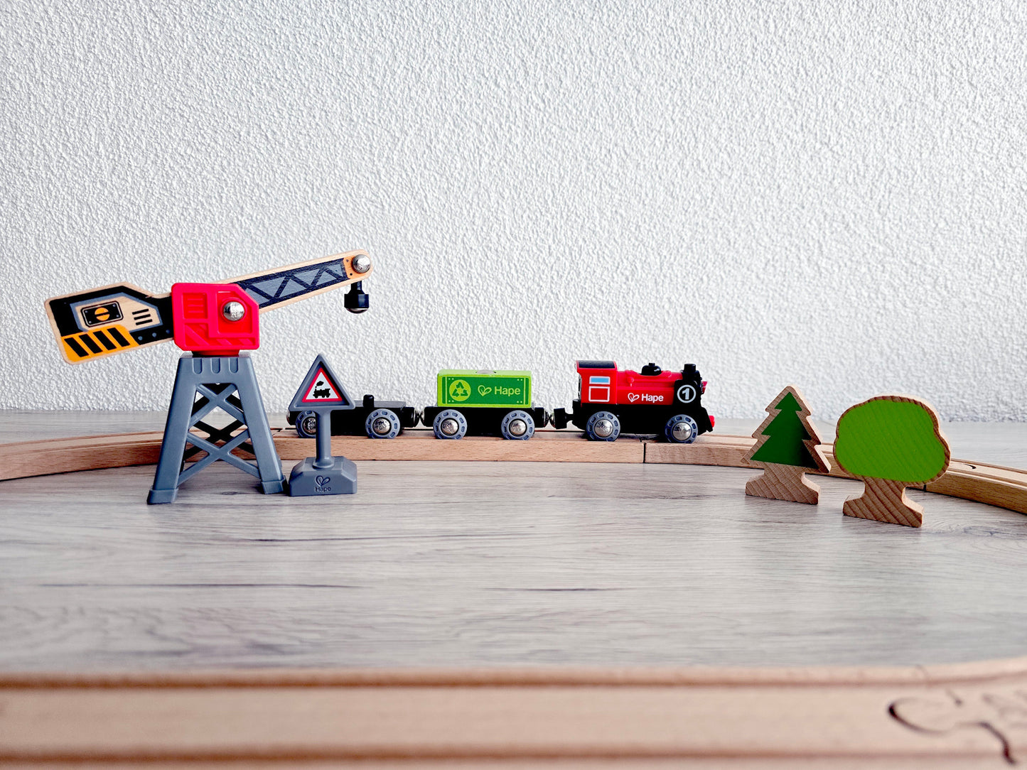 Circuit train en bois Hape – Livraison de marchandises