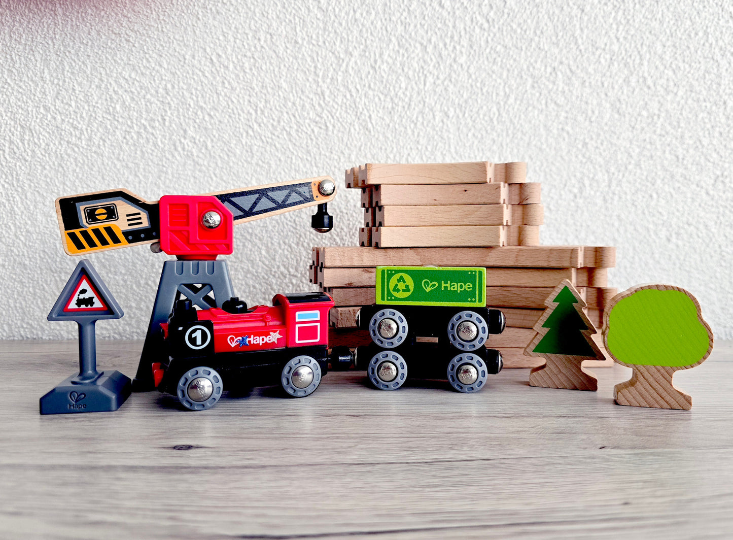 Circuit train en bois Hape – Livraison de marchandises
