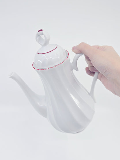 Théière en porcelaine blanche