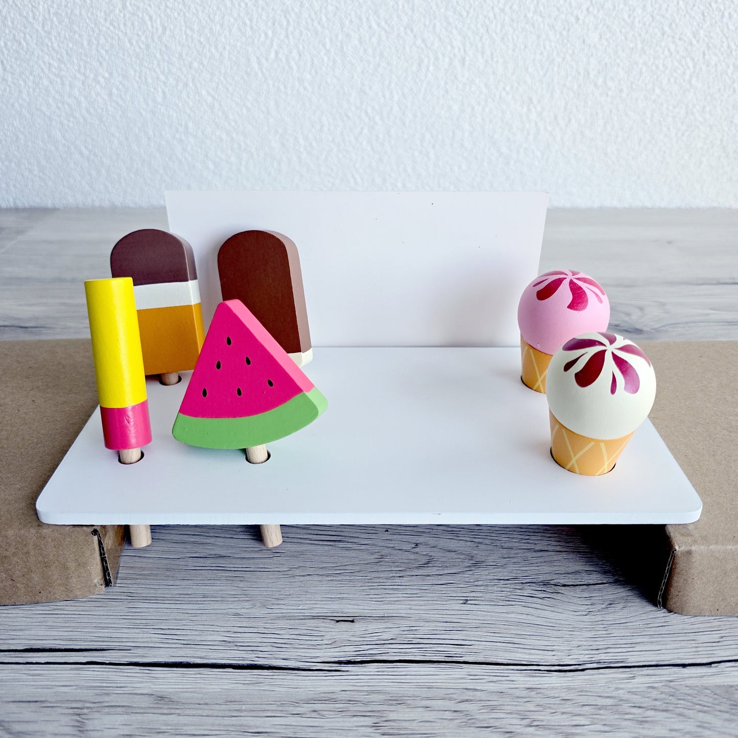 Glacière en bois avec ses 6 glaces gourmandes