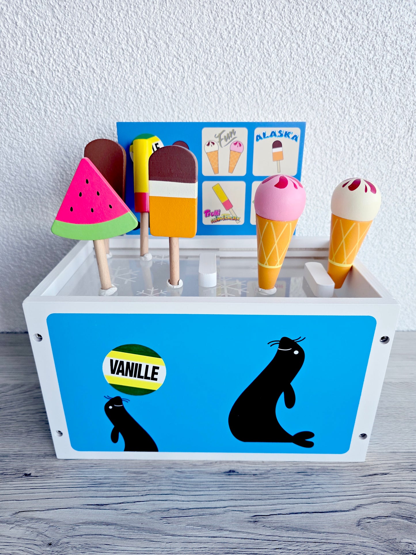 Glacière en bois avec ses 6 glaces gourmandes