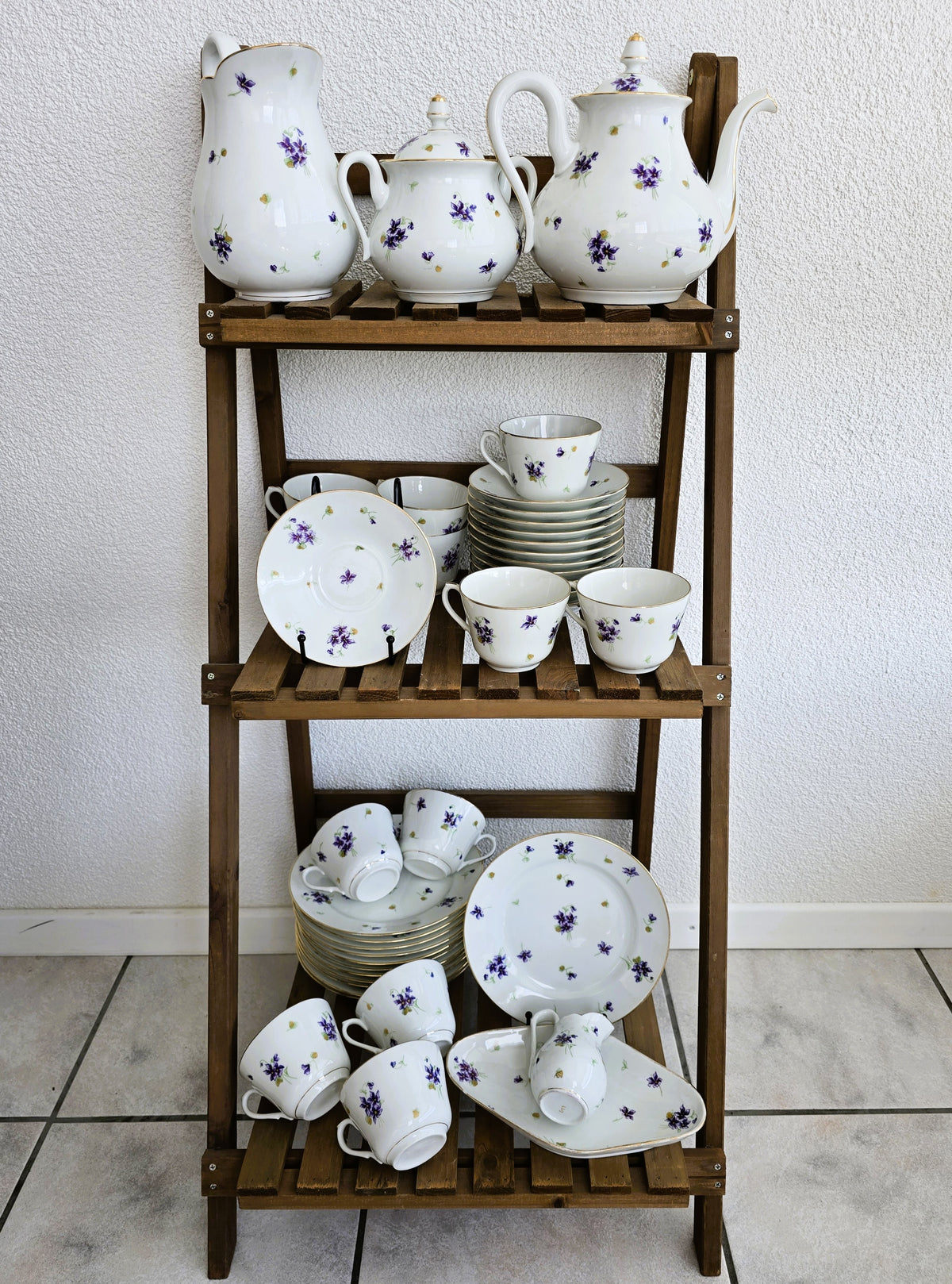Service ancien en porcelaine fleurie – 41 pièces