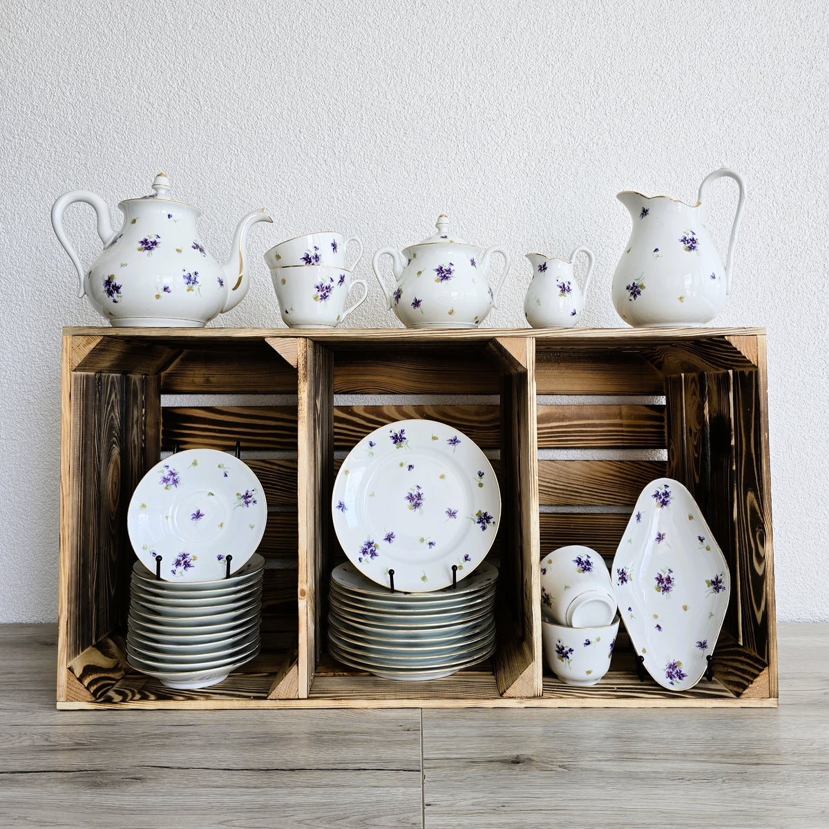Service ancien en porcelaine fleurie – 41 pièces