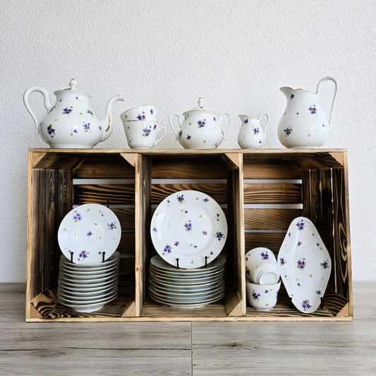 Service ancien en porcelaine fleurie – 41 pièces
