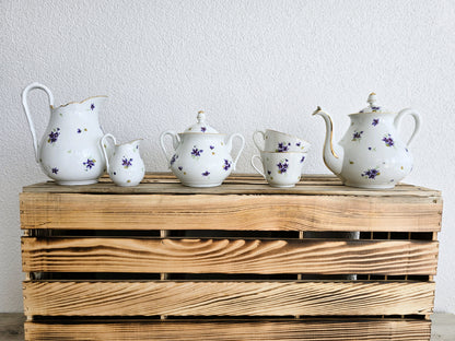 Service ancien en porcelaine fleurie – 41 pièces