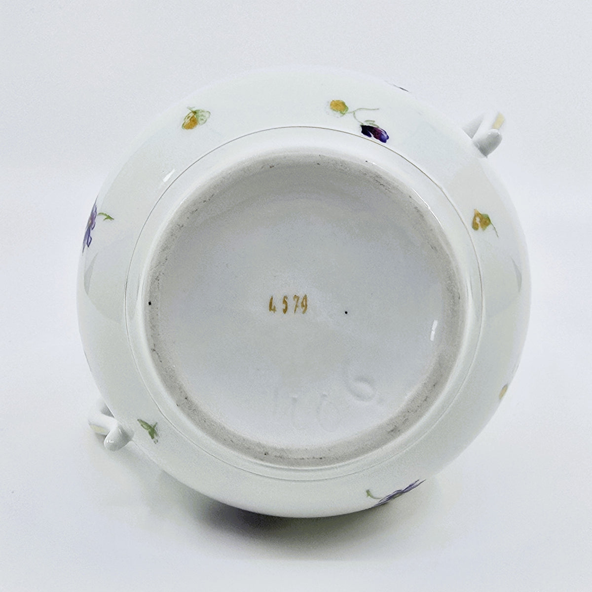 Service ancien en porcelaine fleurie – 41 pièces
