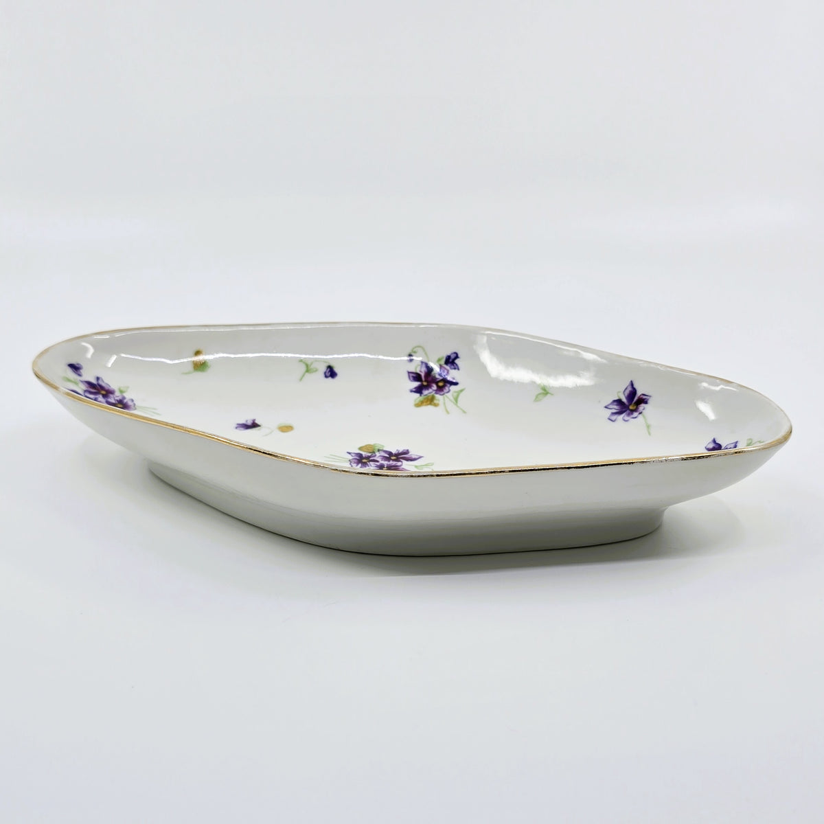 Service ancien en porcelaine fleurie – 41 pièces