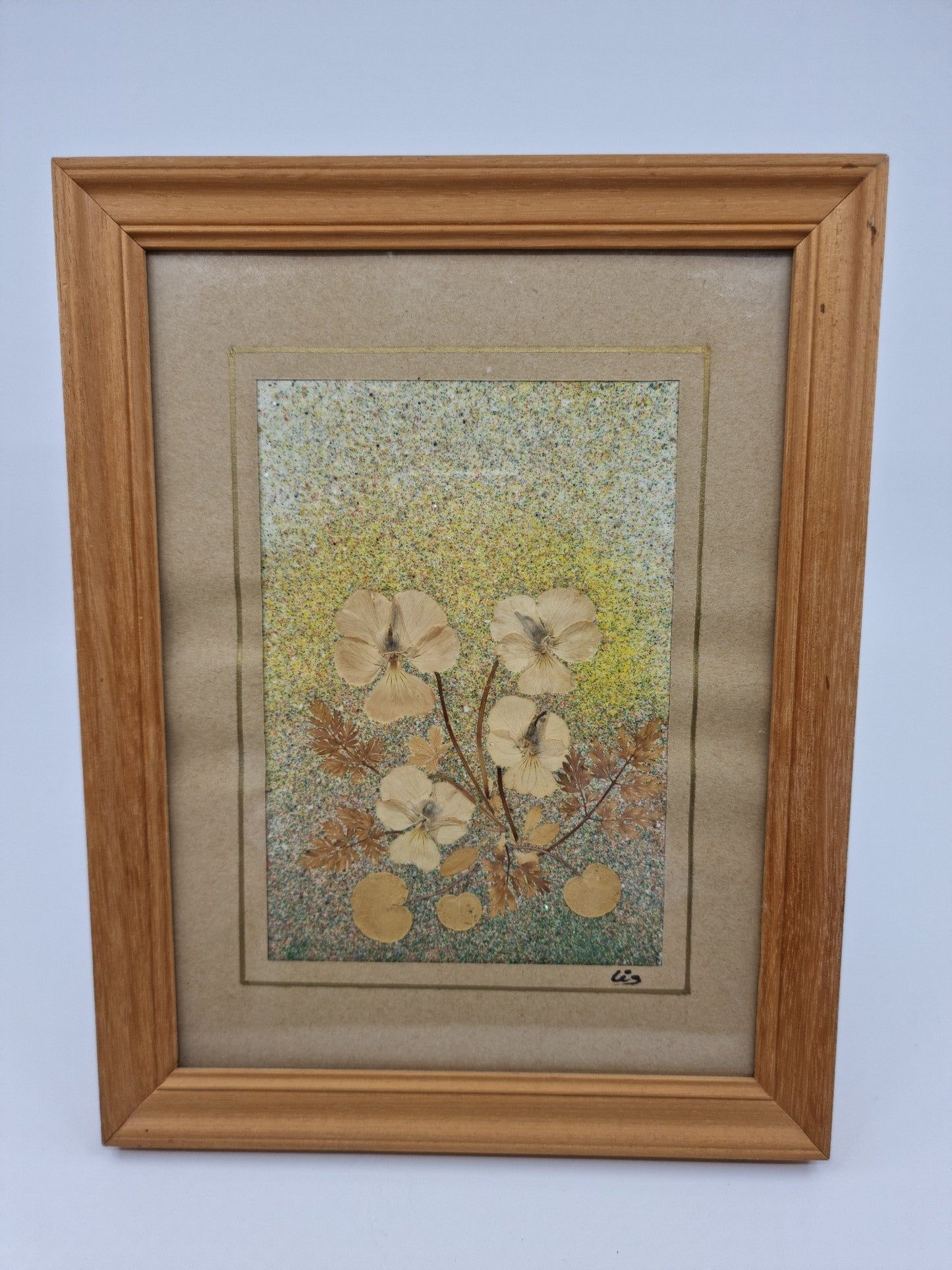 Cadre en bois avec fleurs séchées