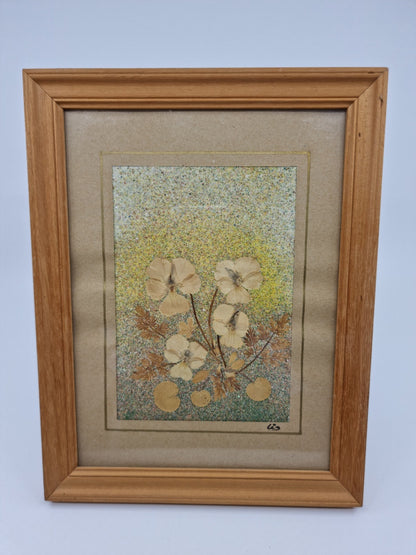 Cadre en bois avec fleurs séchées