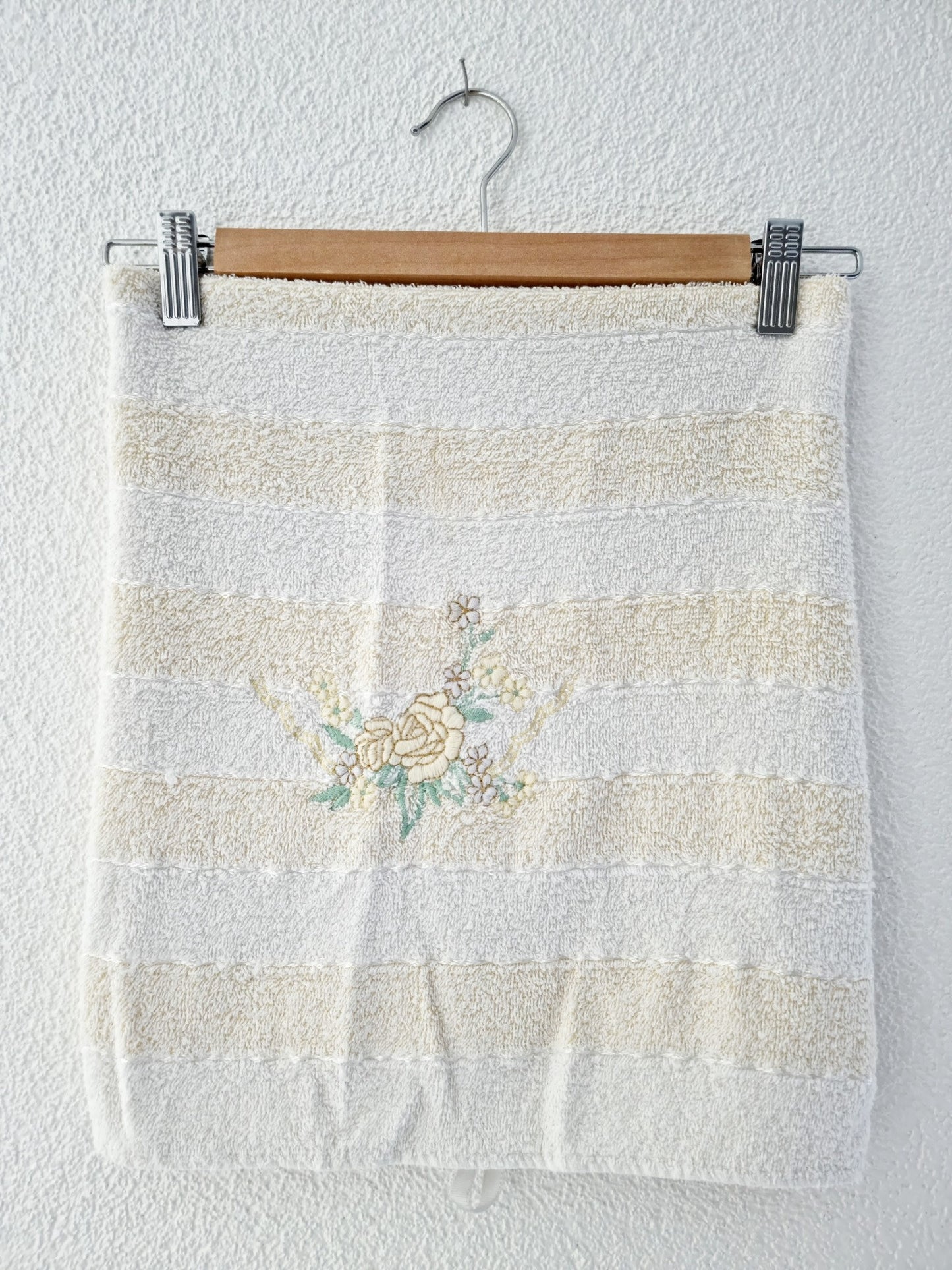 Linge rayé blanc & jaune pâle (75 X 50 cm)